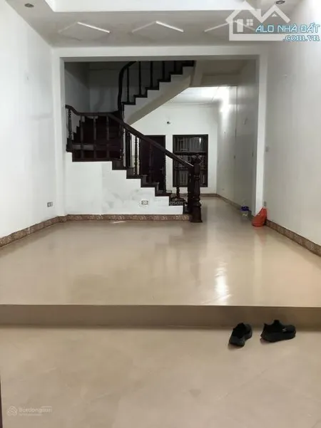 Cho thuê nhà Láng Hạ - Đống Đa DT 65m x 3 tầng, sân rộng, ngõ ôtô giá thuê 16tr/th
