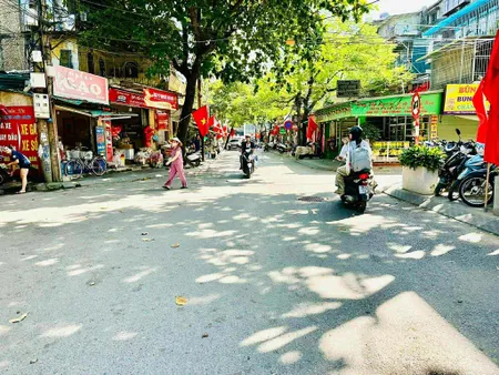 Mặt phố Nguyễn Quý Đức kinh doanh toàn bộ sản phẩm.