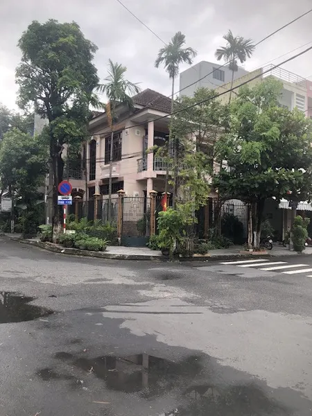 Nhà mặt tiền lô góc kiểu biệt thự,đường Võ Thị Sáu, Quận Hải Châu, Tp.Đà Nẵng; Diện tích đất 142,5m2; Giá bán: 20 tỷ đồng.