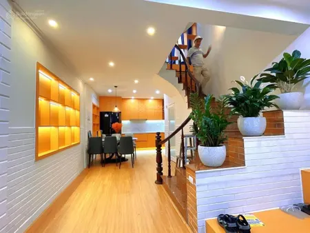 Nhà đẹp! hoàng hoa thám 4 tầng 2 thoáng gần phố giá hợp lý