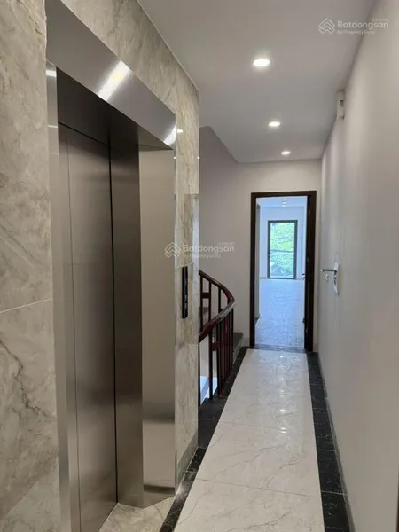 Ngõ ô tô trung tâm phường việt hưng, gần trường học, chợ... diện tích 82m2, mặt tiền 3,5m