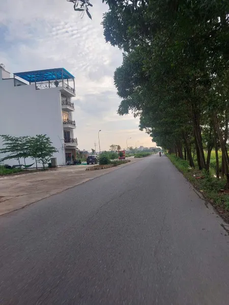 Bán Đất – Tân An (Hiền Ninh – Sóc Sơn) – 60m² – 2,5 Tỷ – Full TC–Sát Khu Đấu Giá-ÔTô Tránh.
+ Diện tích: 60m², full thổ cư, sổ đỏ chính chủ,Mặt tiền: 4,7m, nở hậu 5m – vuông vắn, đón lộc – cực đẹp để xây nhà hoặc đầu tư.
+Đường trước đất: Rộng 5m, ô tô 