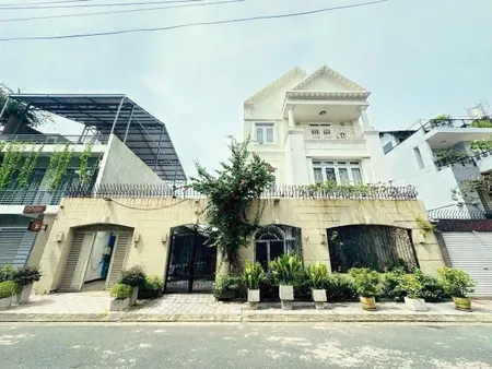Bán biệt thự 3 lầu đẹp sân vườn trung tâm thành phố Biên Hòa