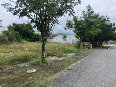 BÁN ĐẤT ĐƯỜNG 13M KHU TĐC ĐẤT LÀNH - VĨNH THÁI - DT: 72m2 ngang 4,5m lô sạch k hố ga dây điện - Hướng : Đông Nam