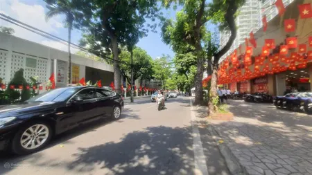 Nhà đẹp cầu giấy hiếm có căn thứ hai 56m2 lô góc ba thoáng hai mặt ngõ rộng kinh doanh đỉnh
