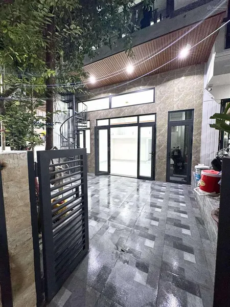 Cần bán gấp căn nhà cmt8, q.10, dt 6x16 (cn 67m2) 4 tầng, 7 pn, giá 8 tỷ 900 triệu tl