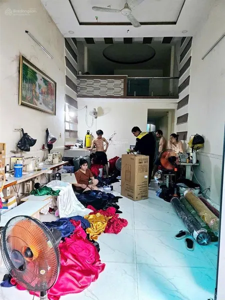 Hot hot rẻ quá trời rẻ bán nhà vi bằng giấy tờ tay dt 100m2 đúc lửng có tới 4pn. sân để xe