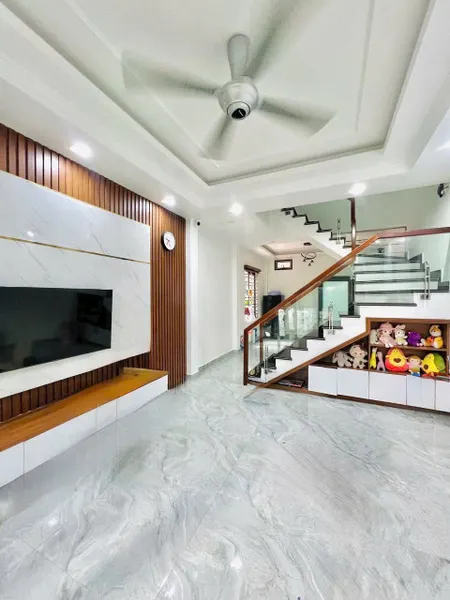 cần bán căn nhà 4 tầng- 3 mặt thoáng tại phố Ngô gia tự văn Cao