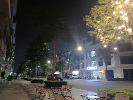 SIÊU PHẨM LÂI XÁ NHÀ 5 TÀNG. SÁT KHU ĐÔ. THỊ HINDO ROYA PẢK'.
CHỈ 1P RA TỚI ĐÔ THỊ. 30M RA ĐẾN CHỖ OTO ĐÕ.
GIÁ CHỈ NHỈNH 5XTY.