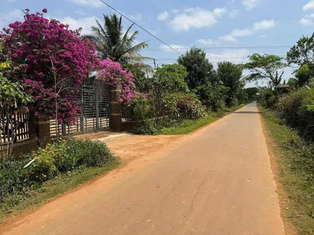 DRAY BHĂNG, EA BHOK, ĐẮK LẮK 🌟
📐 Diện tích: 5x30m, thổ cư 60m²
🚗 Mặt tiền bê tông, ô tô né nhau thoải mái
📍 Cách TL10B chỉ 250m, QL27 ~3km
✈️ Cách sân bay Buôn Ma Thuột chỉ 20km
🏘️ Khu dân cư ô bàn cờ, an ninh, tiềm năng
💰 Giá chỉ 249 triệu