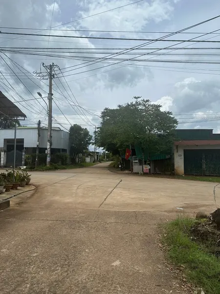 🌟 ĐẤT ĐẸP GÓC 2 MẶT TIỀN – HẺM XE HƠI TRÁNH NHAU 🌟

📍 Vị trí: Hẻm cấp 1 Phan Văn Đạt, phường Khánh Xuân
 • Cách Tố Hữu chỉ 500m
 • Cách Võ Văn Kiệt & chợ Duy Hòa 1km
 • Về ngã sáu trung tâm chỉ 7km
👉 Khu vực dân cư đông đúc, trồng rau xanh, gần cánh