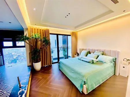 Chính chủ cần bán căn hộ 3 phòng ngủ 145m2 đã có sẵn nội thất vào ở được luôn tầng trung đẹp