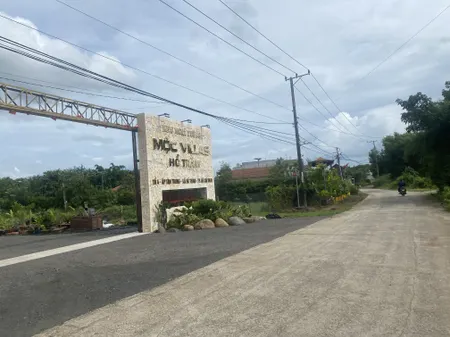 Cần bán đất tại xã phước tân , Suối Tre , cách quốc lộ 55 300m cách chợ bà tô 800m ,cách Biển Hồ Tràm 7km, Dt 305m2 (10x31 ) Giá 1.6 tỷ thích hợp phân 2 lô và nghỉ dưỡng