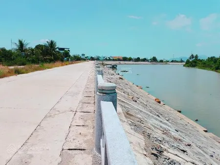 Bán lô mặt tiền view sông bờ kè liên hoa xã vĩnh ngọc . tp nha trang 175m2 giá 2.7 tỷ .
