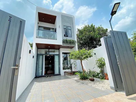 NHÀ LẦU HIỆN ĐẠI TẠI TRUNG TÂM PHƯỜNG TÂN TRIỀU