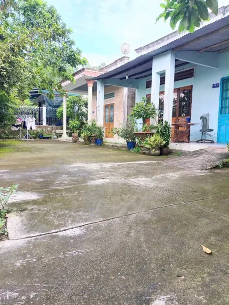 Hiện Trạng trên đất có 3 căn nhà, 2 căn nhà cấp 4 và 1 căn nhà lầu ,Diện tích : 1700m2 Full Hồng