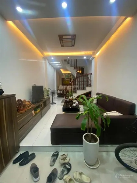 Bán nhà phố cầu giấy 1 nhà ra ô tô dt 37m2. nhà 3 tầng giá chỉ 9,5 tỷ. 0793 198 ***