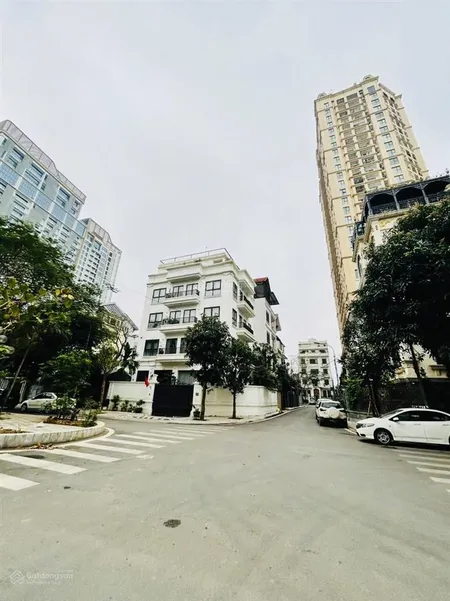 Khu biệt thự vườn đào lạc long quân, 232m2 sân vườn 6 tầng thang máy, an ninh tốt, giá 128 tỷ