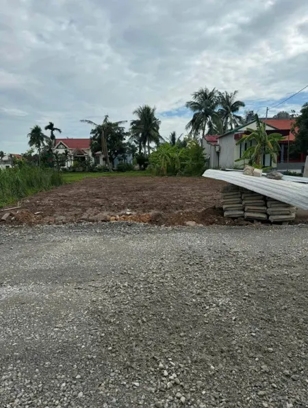 Còn 1 lô duy nhất  đường trục thôn Kính Trực Tân Phong đang làm nông thôn mới
