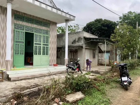Bán lô đất 2 mặt tiền có 2 căn nhà cấp 4. thổ cư 400 m2. chỉ 1.3triệu/m2 ngay gần trung tâm xã