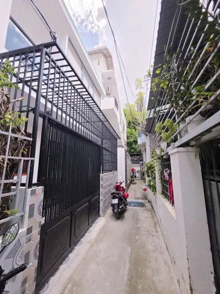 🏡 BÁN NHÀ GIÁ RẺ – ĐƯỜNG HẢI ĐỨC, P. PHƯƠNG SÀI (CŨ), TÂY NHA TRANG

✨ Giá chỉ: 1,75 TỶ (bớt lộc – LVCC)
📐 Thông tin chi tiết:
Diện tích sổ: 27,2m² (thực tế 31m²), ngang 3,2m
Hướng Nam, sổ hồng hoàn công 2025
Kết cấu: nhà trệt + 1 tầng gác gỗ, gồm 1