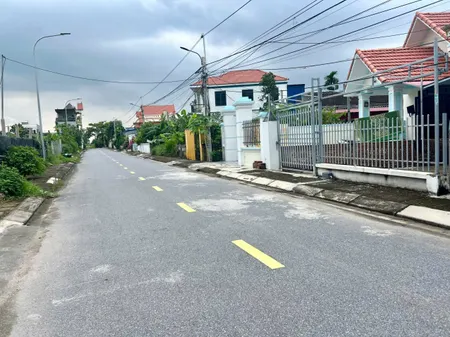 bán nhah còn chậm mất

 ➡️ Diện tích: ngang 5,52m tổng 126,7m sủ dụng thêm 16m liền kề ( tầm 150m sử dụng)

 ➡️ Hạ tầng đẹp: Đường ô tô vào tận nơi, Vị trí quá lý tưởng:khu vực dân cư  đông đúc sầm uất an ninh tốt

➡️ Cách UBND xã, trường học các cấ
