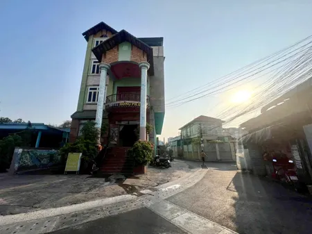 Bán khách sạn căn góc Phú Lợi cũ (phường Phú Lợi-TP.HCM) 1 hầm 1 trệt 3 lầu-gồm 25 phòng đang cho thuê tháng 40tr vị trí trung tâm đẹp giá ổn