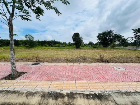 Chính chủ gửi em nhanh nền 90m2, sổ sẵn, thổ cư 100%, mặt tiền lớn 18m, đức hòa, long an