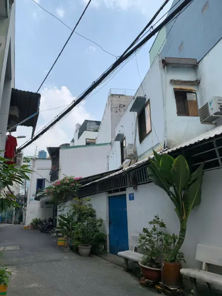 Bán Nhà 2 mặt hẻm thông, xe tải nhỏ ra vào thoải mái, Trước nhà có sân thoáng, nhà nở hậu, giá chỉ 91tr/m2