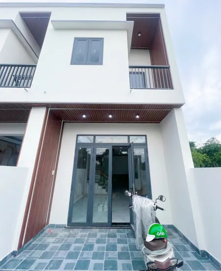 BÁN NHÀ NGAY CỔNG 11 ,SỔ HỒNG RIÊNG THỔ CƯ HOÀN CÔNG,600TRIỆU NHẬN NHÀ