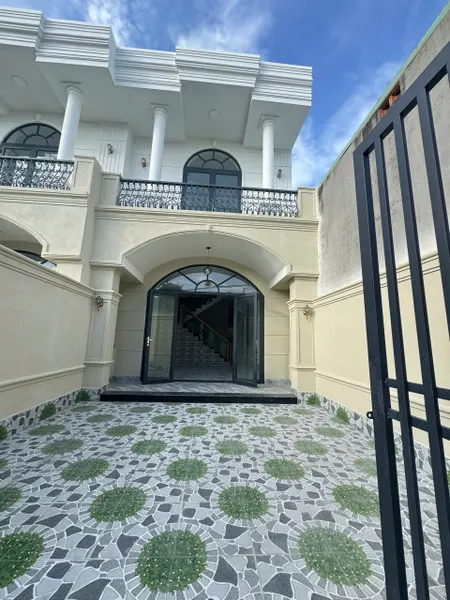 NHÀ LẦU SANG TRỌNG VỚI NÉT CỔ KÍNH NGAY BIÊN HÒA