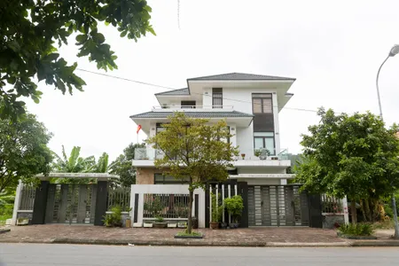 Cho thuê biệt thự cao cấp tọa lạc ngay mặt tiền đường Bùi Công Trừng, xã Nhị Bình, Hóc Môn. Diện tích đất rộng 700m², thiết kế sang trọng, bao gồm khu nhà ở hiện đại, sân vườn thoáng mát, hồ cá và chỗ để xe ô tô rộng rãi. Không gian lý tưởng để ở, làm văn