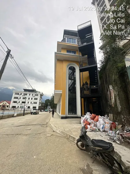 Bán đất đường Hoàng liên _ phường Sapa_ tỉnh Lào cai

Vị trí : cách cổng Sungrup chỉ 200m+ đường thoáng 2 ôtô tránh nhau. Cách Nhà thờ Đá 400m.ngay trung tâm 
Phù hợp các tien ích để kinh doanh 

Diện tích : 197, 3m2 phun thổ cư 

Giá :  50 tỷ 500t