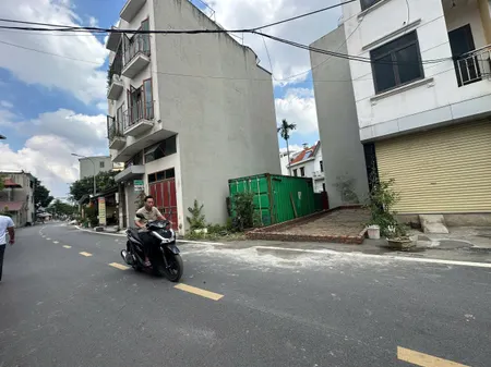 KINH CHUNG. RI TRẠCH. HOÀI ĐỨC. HÀ NỘI. 43.7M ĐƯỜNG RỘNG Ô TÔ TẢI TRÁNH. NẰM NGAY SÁT KHU ĐÔ THỊ HINDE  ROYAL PAPK.
GIAO THÔNG THUẬN TIỆN.