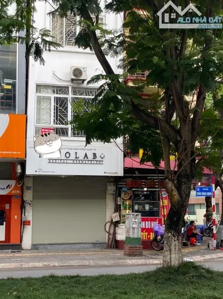 Cho thuê (cả nhà) mặt phố Trần Quốc Hoàn,Dt 70m,4 tầng, mt 7m ,Giá 25tr/th.