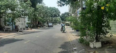 Bán đất khu ao sen tên lửa aeon mall, mt đường số 28, dt 4.5 x 20m, giá 10.2 tỷ.