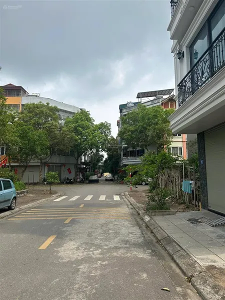 Bán lô đất tái định cư giang biên 56m2 mt 5,01m vỉa hè ô tô tránh view vườn hoa rất hiếm