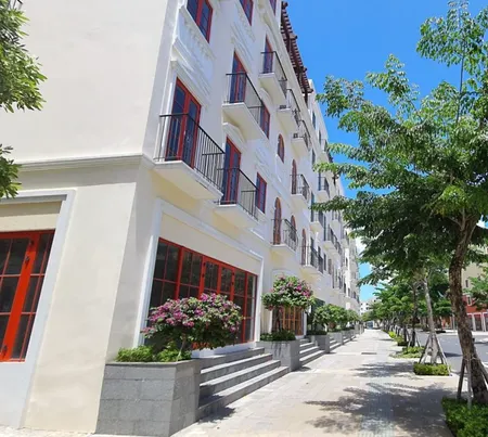 Cho thuê shophouse diện tích sàn 450m² tại khu đô thị Gateway An Thới Phú Quốc, vị trí trung tâm thương mại tiềm năng với giá thuê chính xác 300.000 VNĐ/m² mỗi tháng