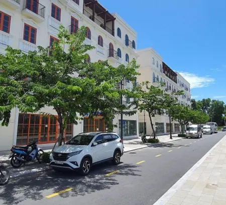 Cho thuê shophouse An Thới Phú Quốc thuộc khu đô thị Gateway hiện đại, diện tích sàn rộng 452m² phù hợp kinh doanh đa ngành nghề với giá thuê từ 305.000 VNĐ/m²