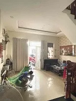 Share 1 phòng trong nhà nguyên căn, ít người ở, có thể dọn vào ngay.
