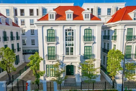 Bán căn biệt thự đơn lập 4 mặt thoáng. diện tích 315m2 x 4 tầng. mặt tiền 17m. giá 250tr/m2