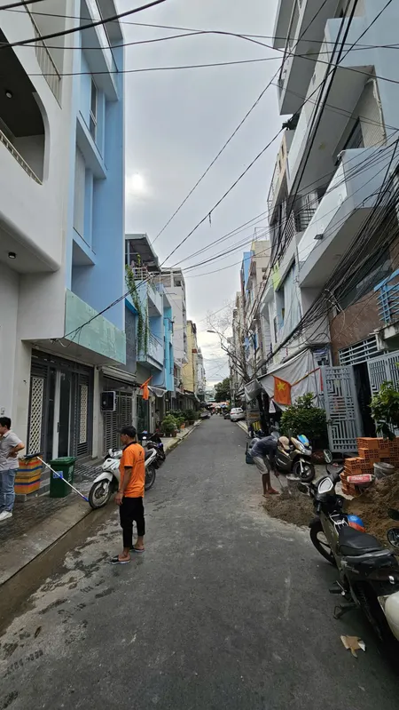 Mặt tiền kinh doanh 
Dòng tiền 30 triệu tháng 
Ngang 6.5 x đúc 6 tấm 
Có 7 tỷ