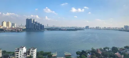 Bán gấp căn 2pn, tầng cao, ban công view hồ tây, full nội thất tại toà e1 lạc long quân, tây hồ