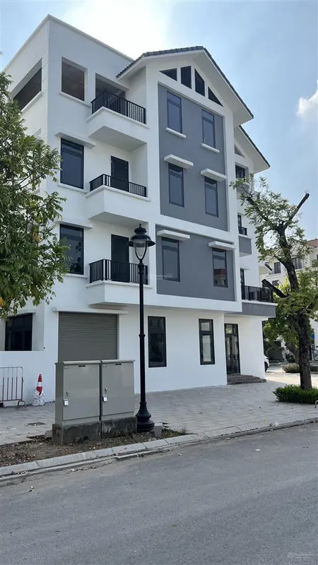 Bán căn liền kề 100m2,mặt đường đại lộ bình minh rộng 41m, giá 31 tỷ, hinode royal park hoài đức