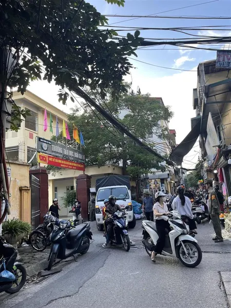 E bán căn nhà ngõ 466 ngô gia tự . giá 6,1 tỷ dt nhà chuẩn 30m . mt 4,3 lô góc, 2 mặt oto .