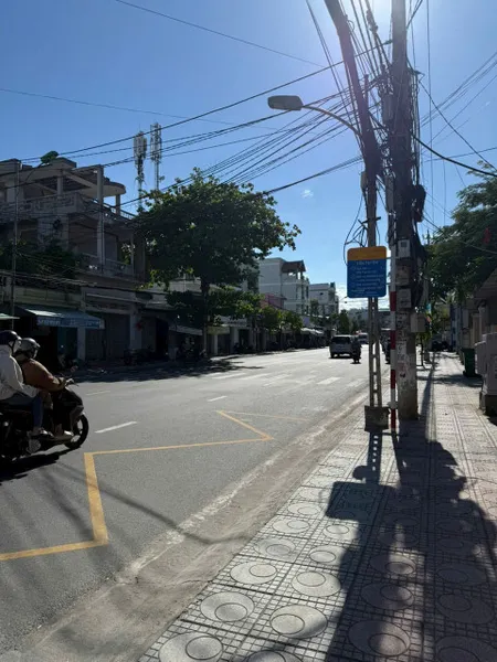 Nhà 2 tầng mặt tiền đường 2/4 đối diện Champa Island
 Diện tích 74m2 Giá 8,5 tỷ lh e để đi xem nhà