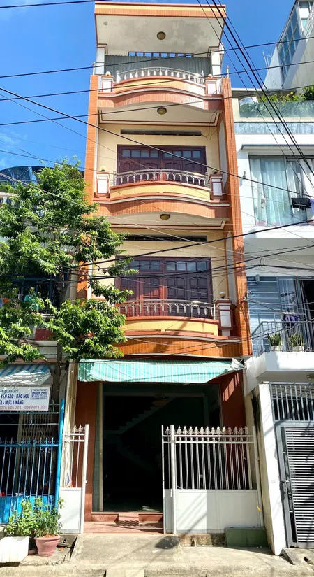 Cách Biển chỉ 500m, Khu trung tâm lõi của thành phố Nha Trang.
   • Ra Chợ Đầm đi bộ 130m
   • Đối diện trường MẦM NON 
👉 Tiện ích xung quanh full, dân ở kín
👉 Cách dự án Cồn Tân Lập 50m

  • Đường thông tứ phía 
  • DT đất : 68,4m2, DTS : 258,3m2 
