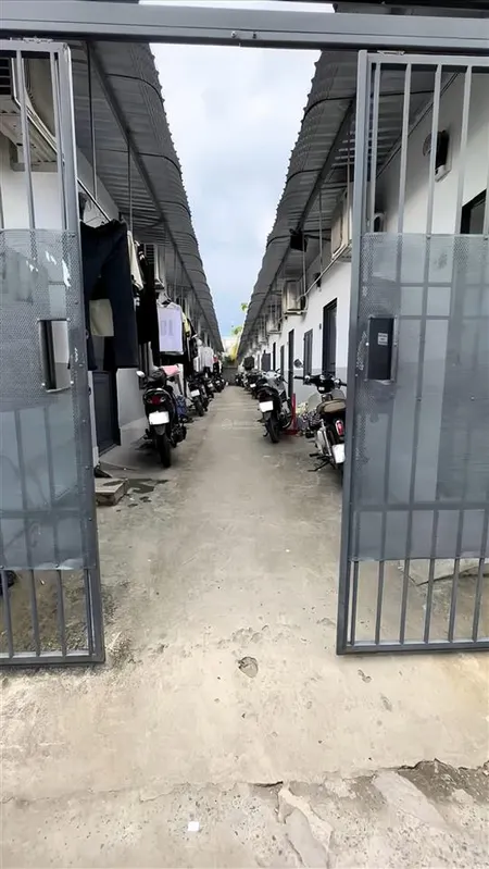 Vợ chồng định cư nước ngoài nên bán dãy trọ kcn lê minh xuân,280m2 đang cho thuê 50tr/tháng,1tỷ320