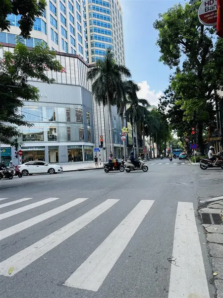 Bán nhà mặt phố bà triệuvỉa hè rộng nhà 2 mặt thoáng kinh doanh vô địch 73m2 3 tầng 53 tỷ