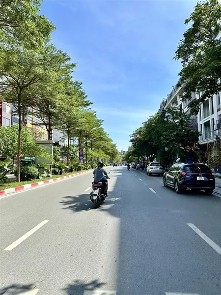 Cần bán nhà mặt phố lạc long quân, tây hồ. dt sổ đỏ 185m2 x mt 11m. vị trí đẹp nhất phố, sầm uất